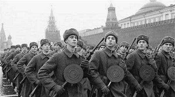 兵临城下,红场阅兵后直接开赴战场的莫斯科保卫战
