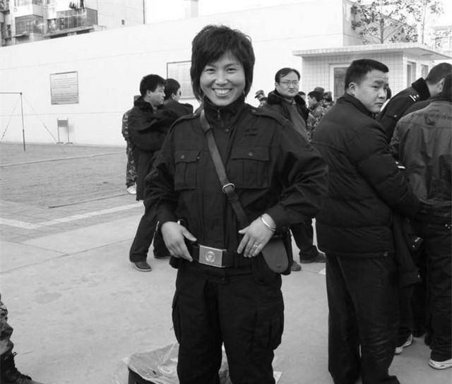 最美女警马彩凤,33岁为保护群众被撞身亡,上万群众来为其送行