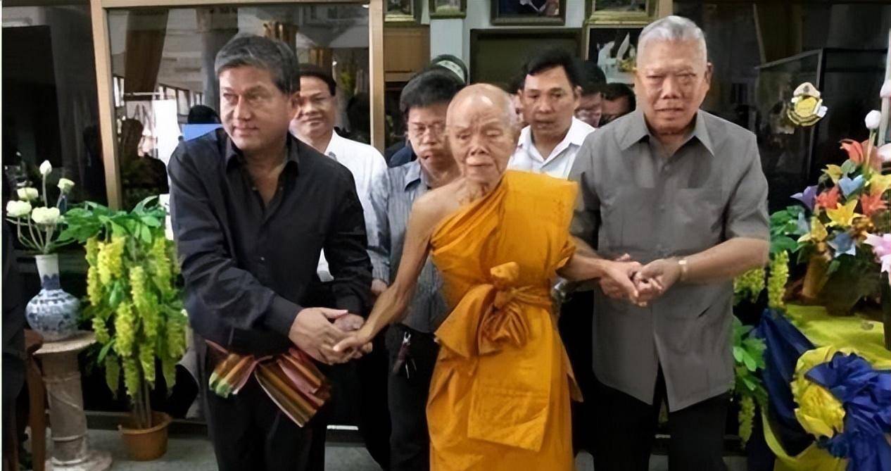 泰国传奇高僧:一生捐款60亿,国王向他下跪,送葬队伍长达16公里