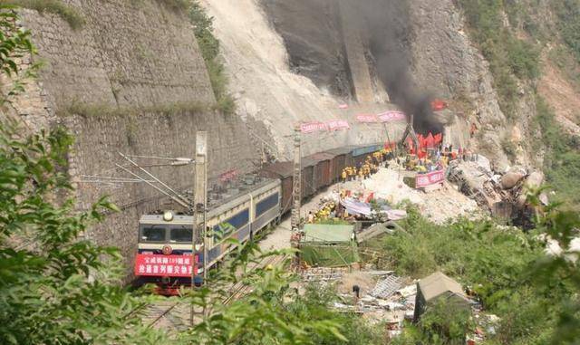 21043列车遇险事故:汶川地震波及宝成线,500吨燃油货车不幸脱轨