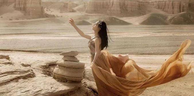 沙漠中的楼兰公主图片