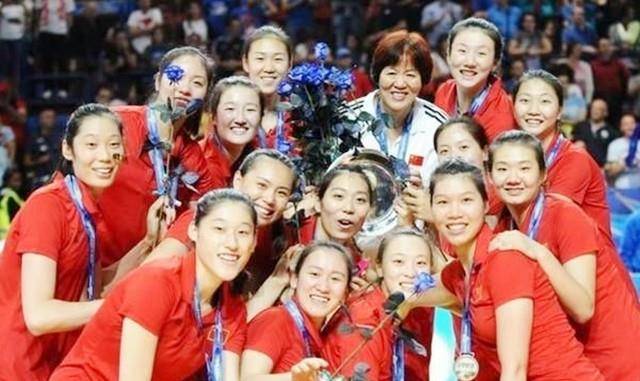 曾晒与父亲合影,后妈未出镜,牵着7岁弟弟散步_白帆_生活_中国女排