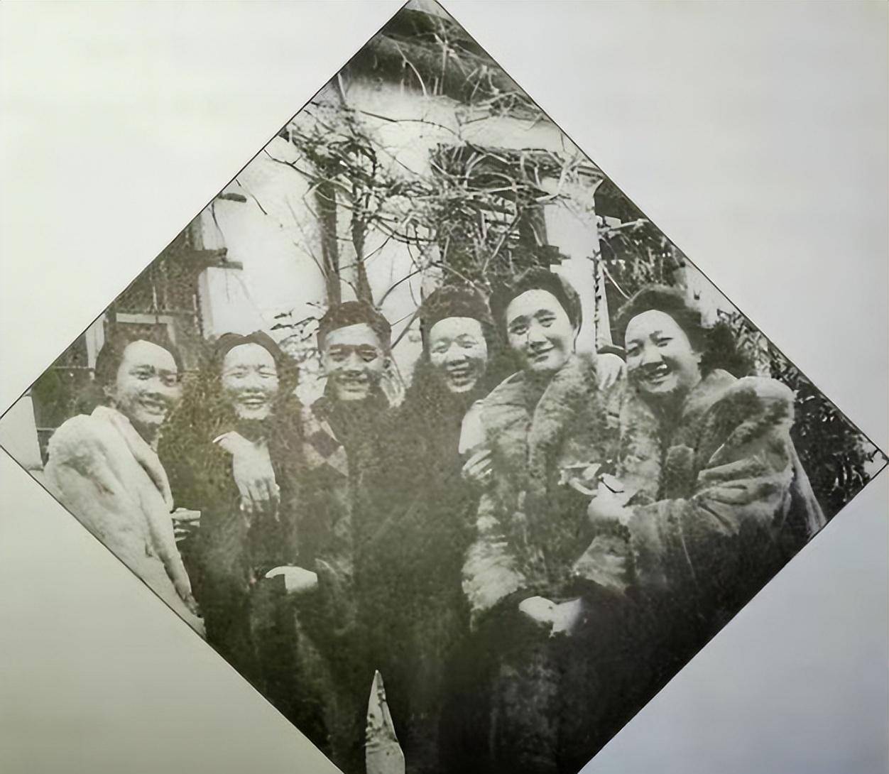 民国女子董竹君起床,发现第一次月事来了,阿姨:快逃!否则接客