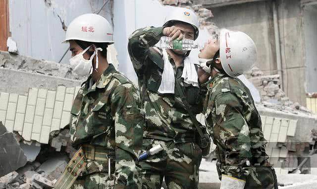 汶川地震十周年:珍贵照片公布,战士用生命撑起中国脊梁,感动