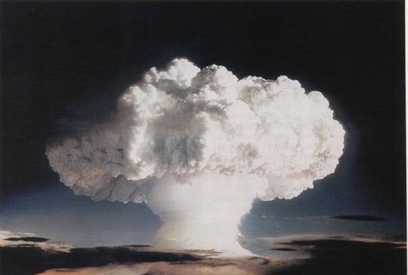 核武器是一个比较笼统的称呼,具体包括氢弹,原子弹,中子弹,反物质弹等