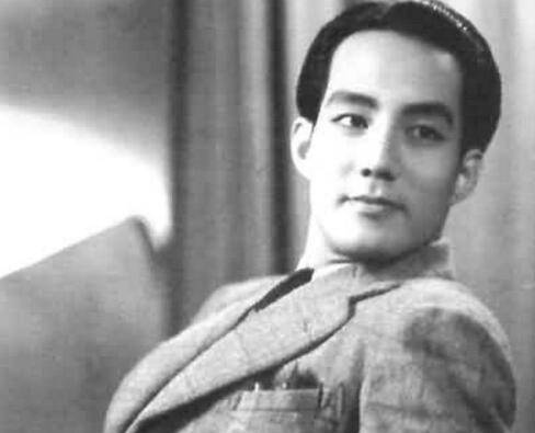 严慧秀,出生于1928年,是中国早期电影演员,1938年时她就反串男孩出演