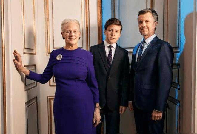 82岁丹麦女王:被丈夫亲亲抱抱举高高,夫妻恩爱51年比英女王幸福