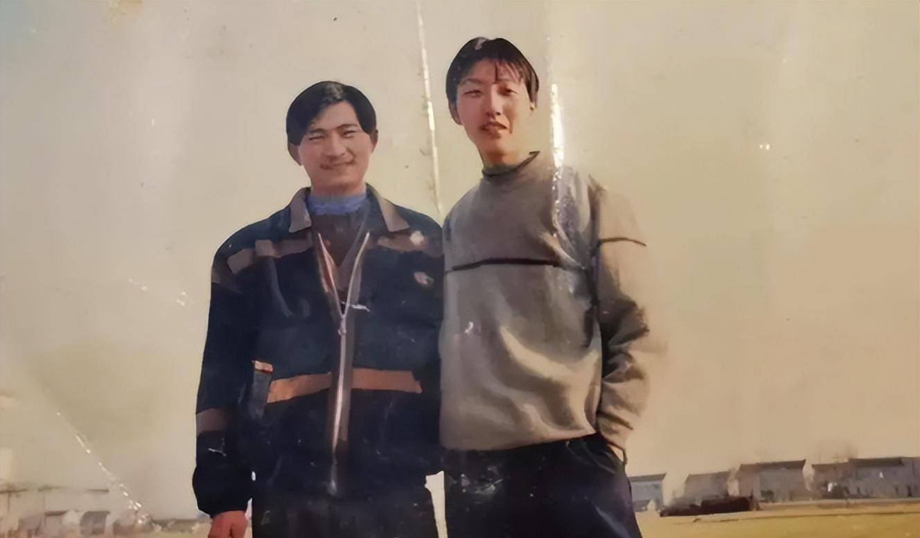 他在1975年出生于江苏南通,未出家之前的名字叫做吴兵.