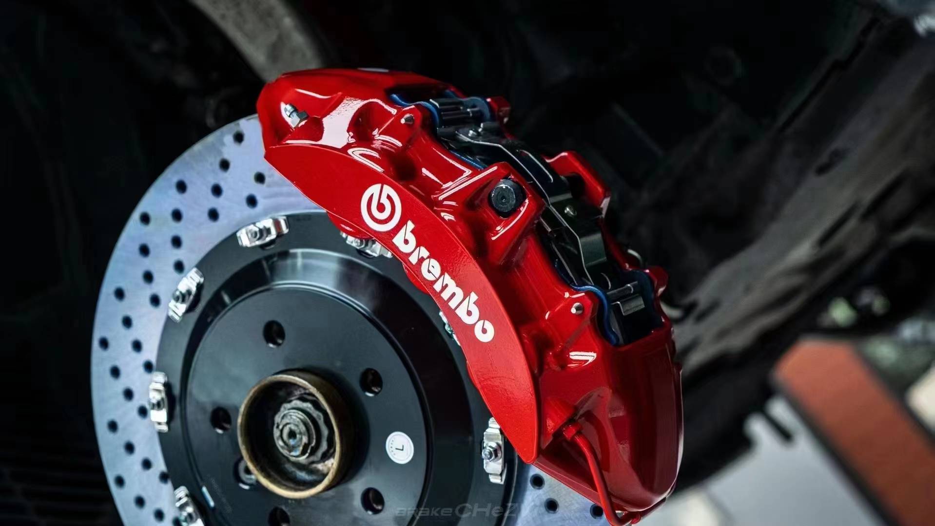 卡钳:意大利brembo v6活塞刹车卡钳盘 :意大利suti 热处理高碳刹车盘