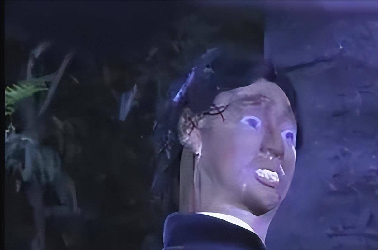 发现了何云的可疑之处,最后用了一招打草惊蛇,让何云听了一出抓鬼的戏