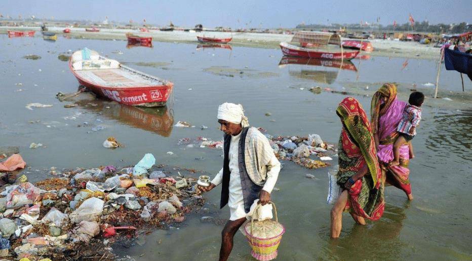 印度恒河"脏乱差",为何他们照样边洗澡边喝水,不去想着治理?