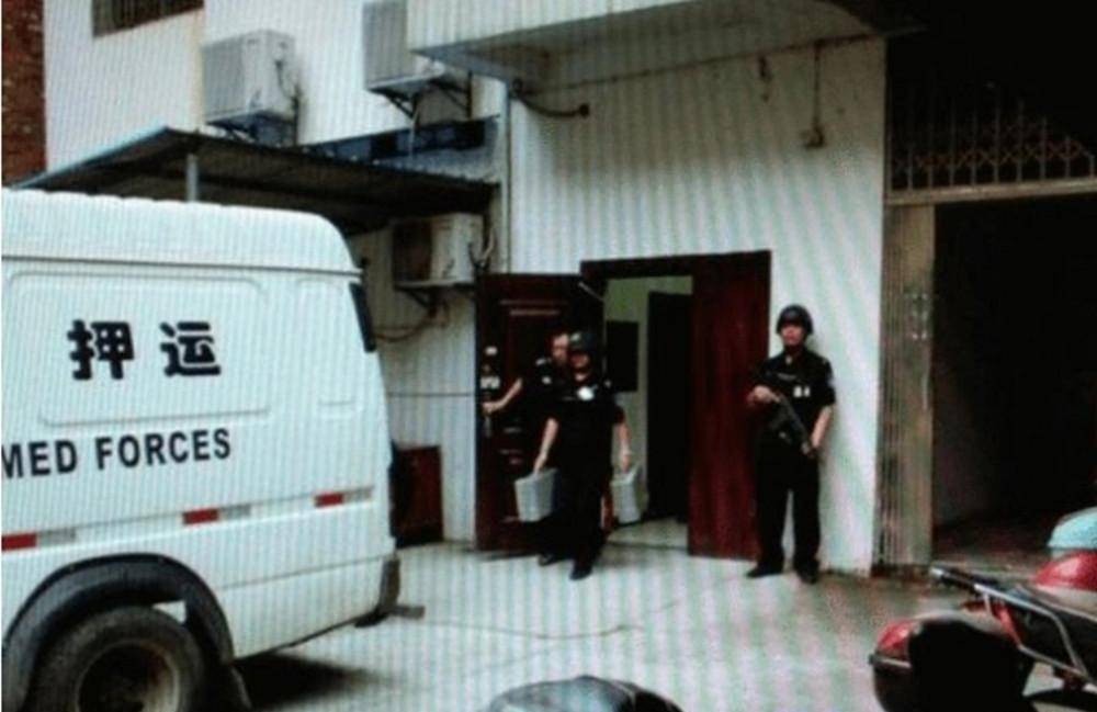全副武装,死死地盯着外边的街道,这里是番禺区农业银行北郊储蓄所附近