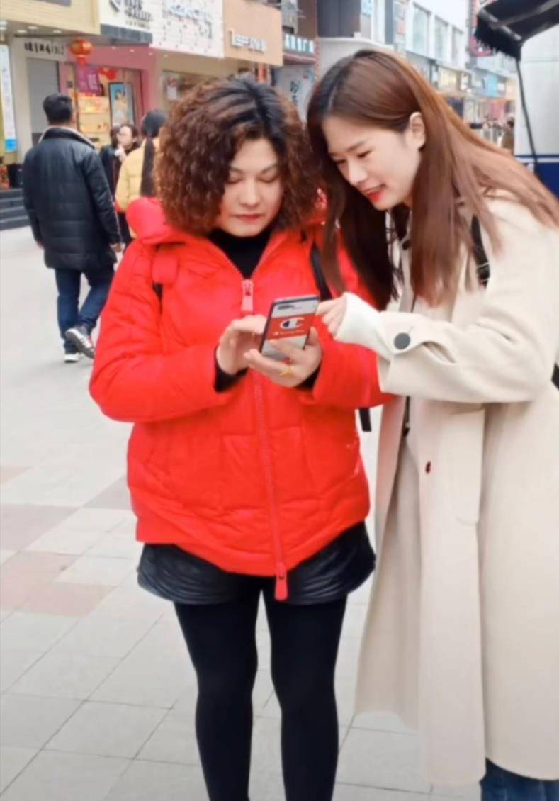 2020年女子成植物人,丈夫辞职照顾,婆婆拍800条视频成百万网红