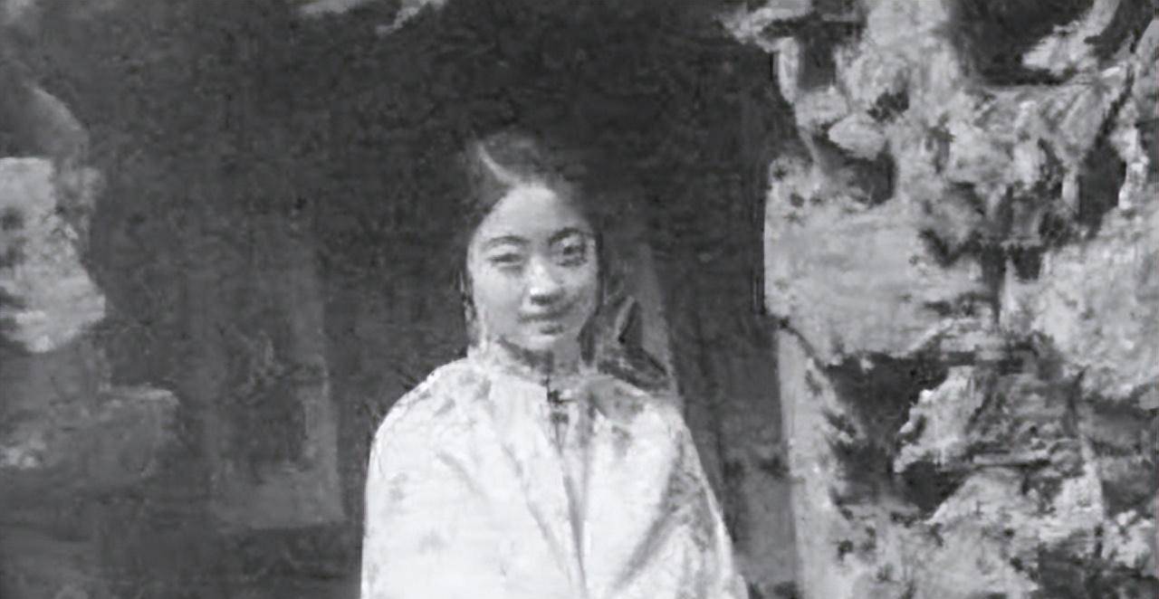 婉容与2名侍卫通奸怀孕,生下一女婴!溥仪得知后:一人给400大洋