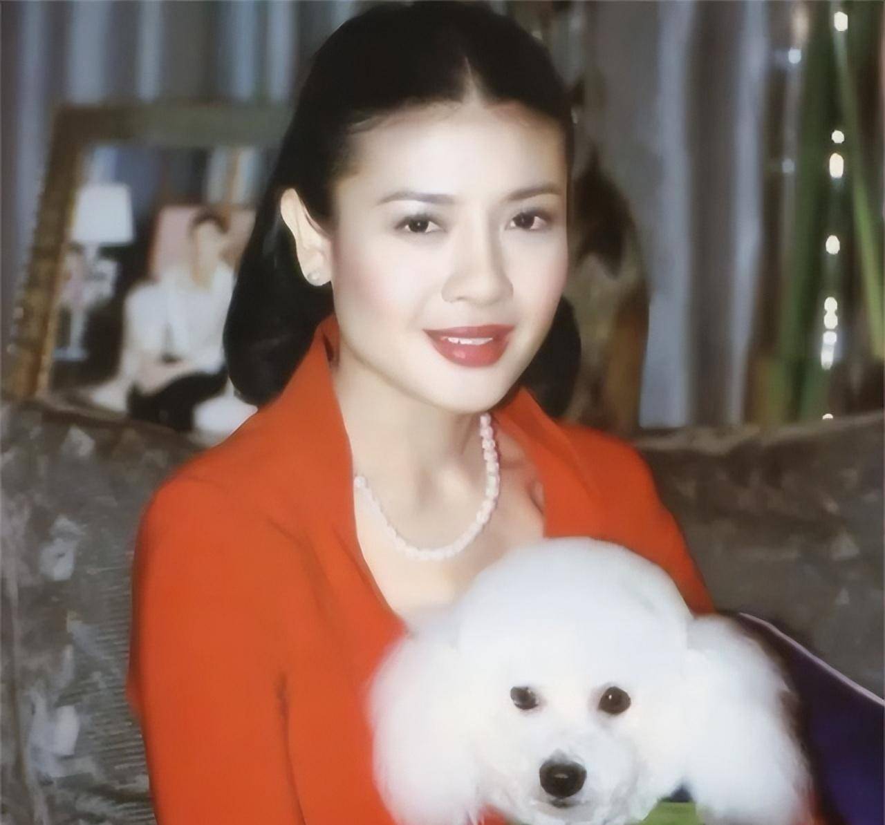 趴在地上给国王的狗喂食,见到小姑子还要下跪_王室_普密蓬_公主