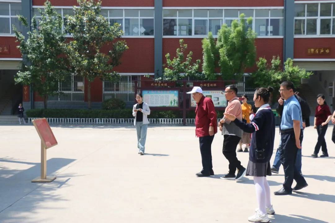 河南安阳:著名古筝演奏家,作曲家焦金海教授莅临安阳市文源小学参观