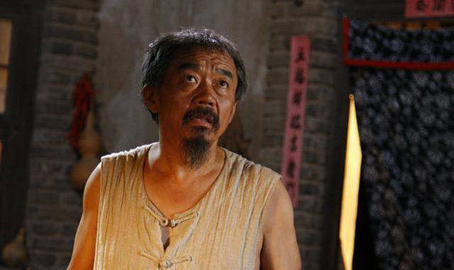 解放前,两名地下党被捕后关入民房,房东路过时悄声道:待会儿逃_张云纪