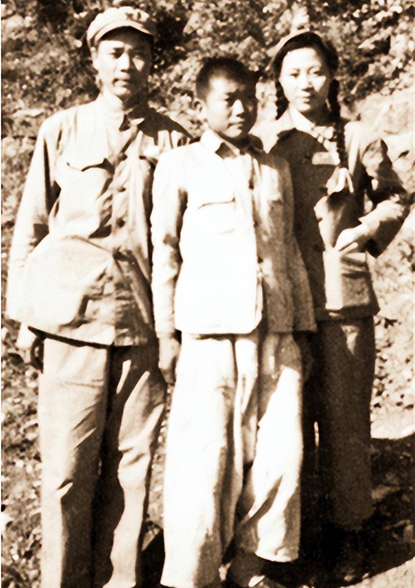 图|崔莹(中)在朝鲜接受采访时与中国记者合影原来就在事发当天,崔莹在