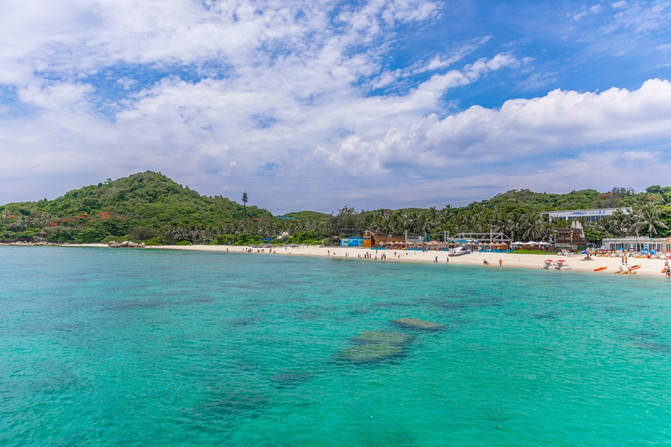 品质旅行社精心策划的12个绝美景点及一对一导游服务_游客_亚龙湾