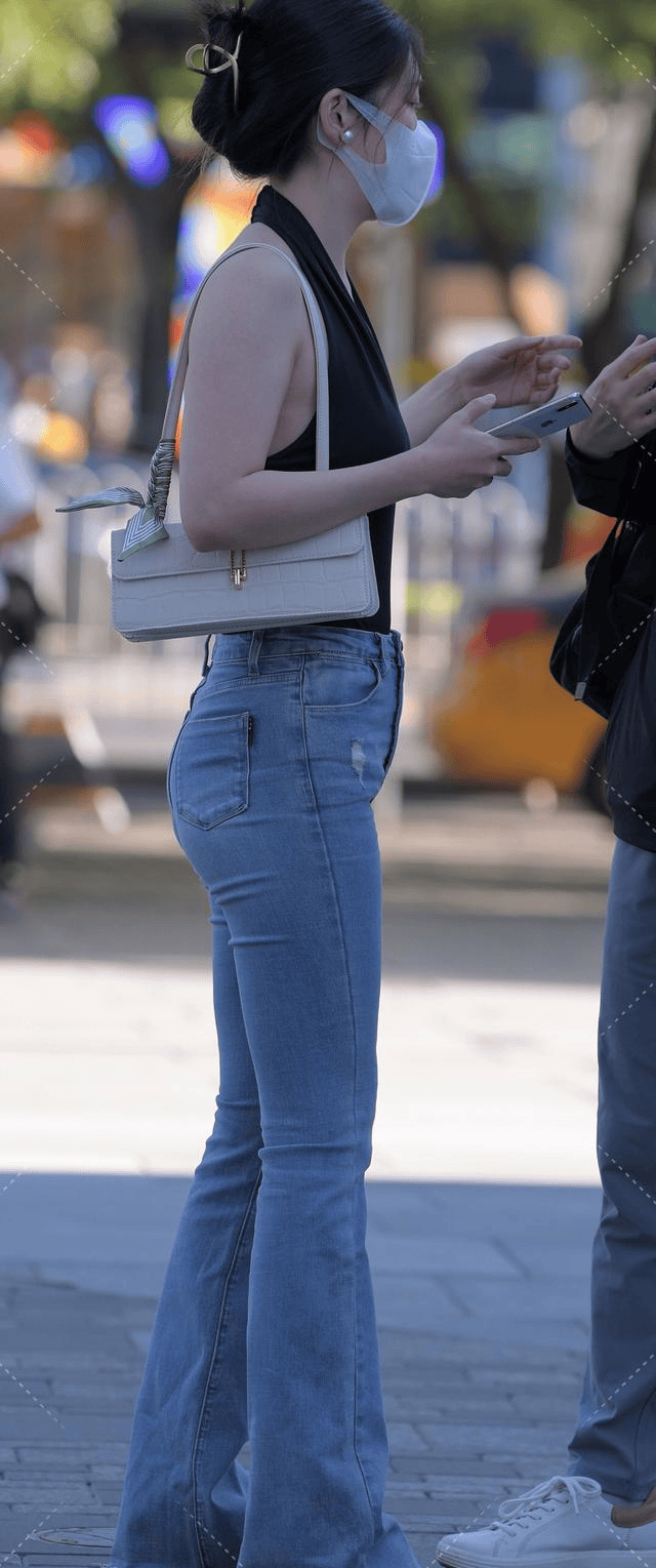 时尚造型魅力穿搭,微喇牛仔裤搭配,穿出高挑身材!