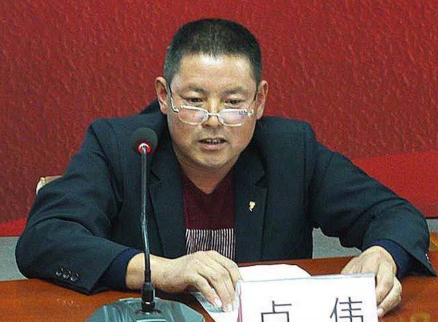 42岁农民冲出铁轨挡火车,避免了一场特大事故,国家陆续奖励30万