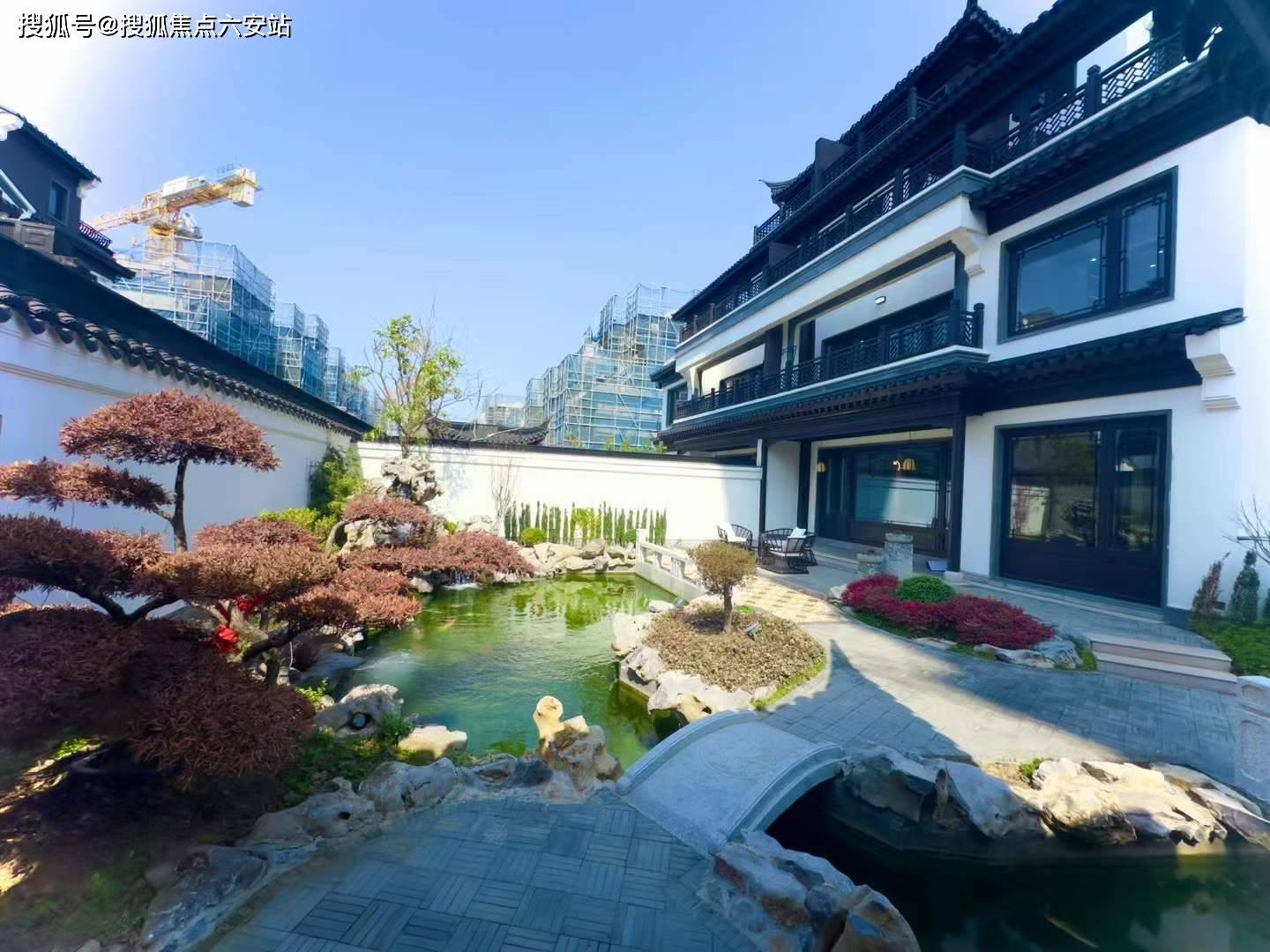 汾湖桃花源是蓝城集团打造的苏州汾湖湖景中式园林别墅,由双拼和叠加