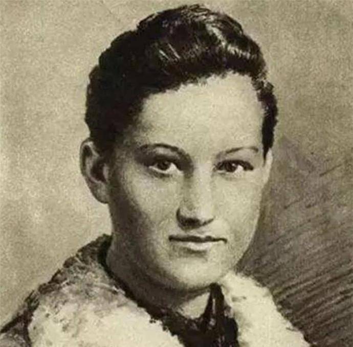 苏联英雄卓娅:苏联解体前后塑像被推倒,普京发文恢复名誉