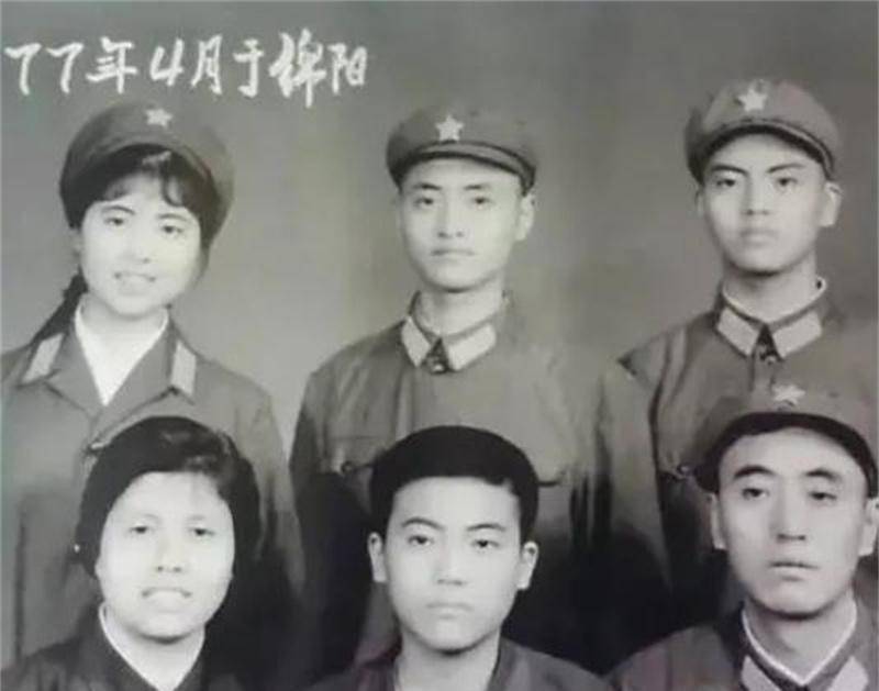 耿家全家福哥哥耿军亲眼目睹了弟弟的牺牲,化悲痛为力量,带着8连的
