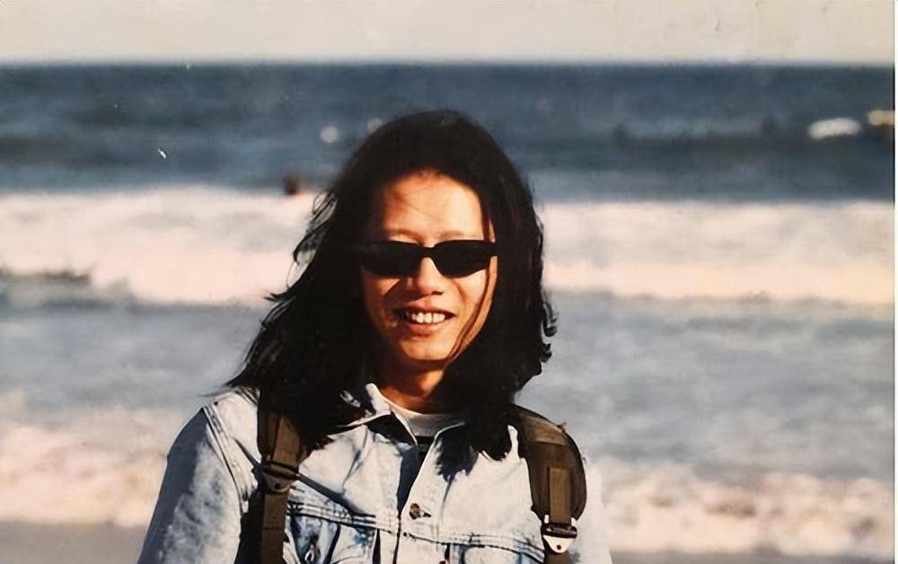 而黄小茂就是当时的制作人,当时他还留着一头长发,由此喜欢上摇滚,并