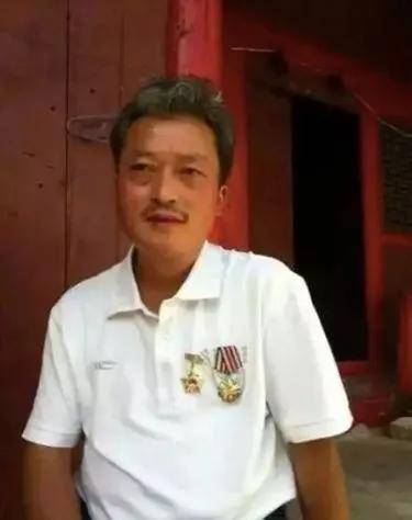 后,罗仕忠非常气愤地表示,当年是他和战友何天华第一批冲上老山主峰的