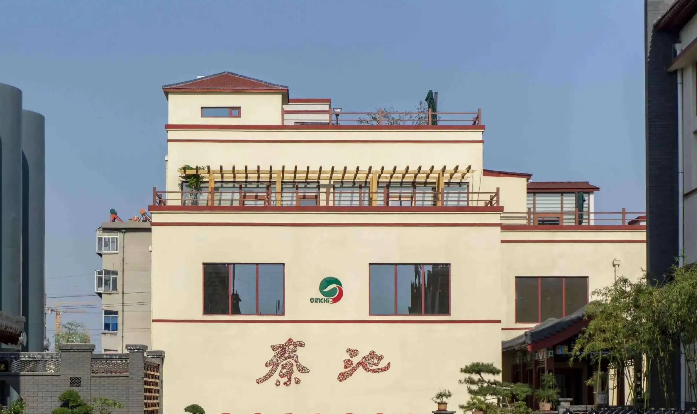 当他第一次来到秦池酒厂时,几间破旧不堪的小平房,给刚到任的姬长孔留