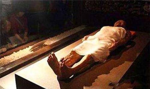 后来考古学家们清理了裕陵地宫,并发掘了魏佳氏的尸体,考古学家们意外