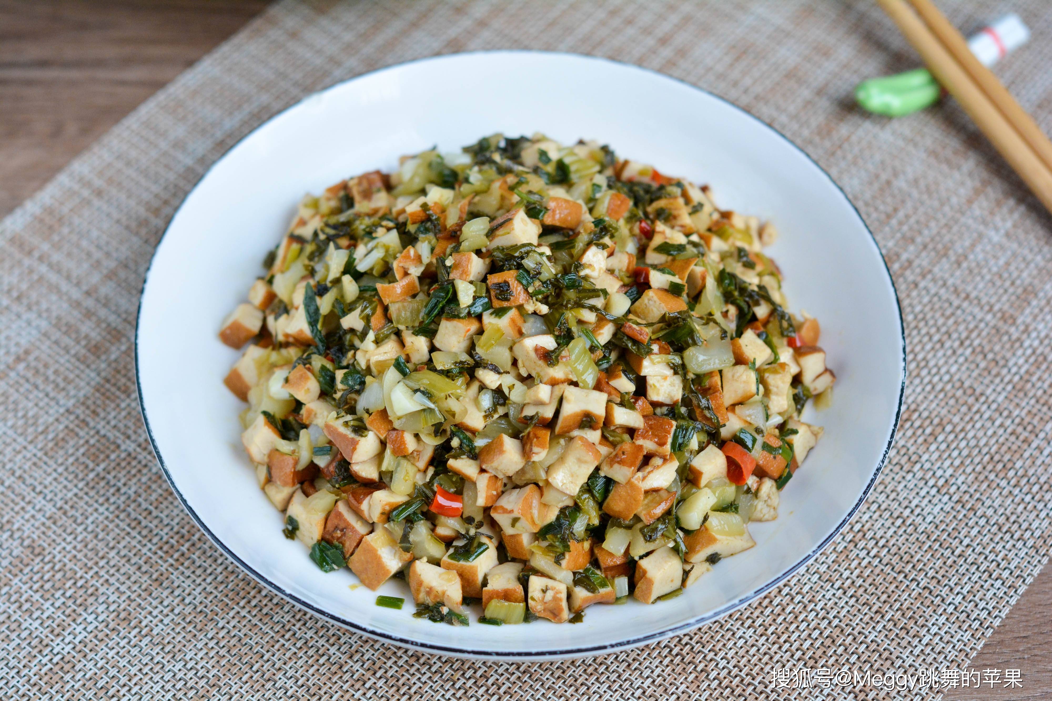 这菜很常见,含钙特别高,物美价廉,素炒一盘可下饭了_豆腐干_冬菜_辣椒
