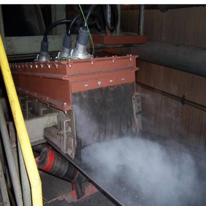 导料槽钢盖上安装2台微动力除尘器,进一步产生负压,缓解粉尘动能,在引