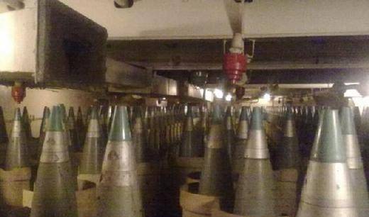 军舰弹药库马育飞连忙带着人跑到弹药库门口,好说歹说,依旧没有得到