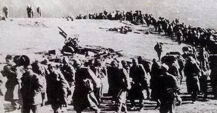 对印反击战,三个战士冲击过了印军后侧,掉头炸碉堡给印军包饺子