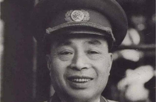 这个躺在病床上的男人叫做杨志成,曾经他带领着红军队伍冲破了敌人的