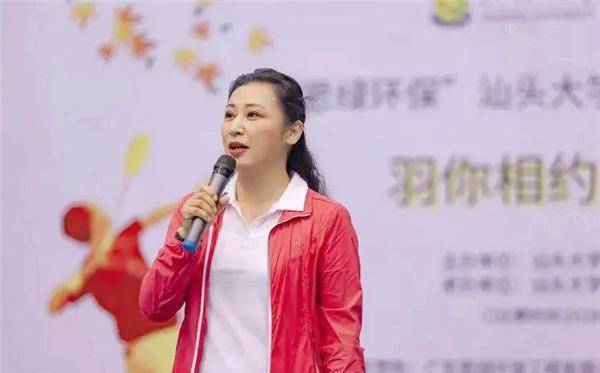 她是中国最美女校长,39岁任教授,49岁当大学校长,今54岁仍知性_姜虹