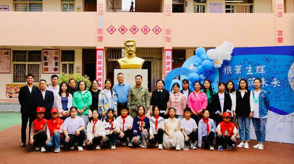 报告会上,杨景谕老师以《感恩照亮未来,家校共铸辉煌》为主题,用极具