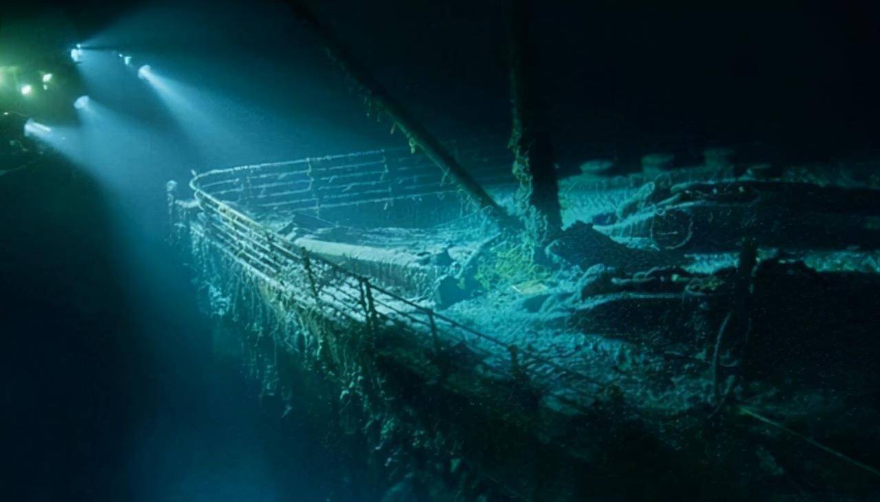 泰坦尼克号沉海,船上有6个中国人逃生,专家扒出:撞冰山是诈骗