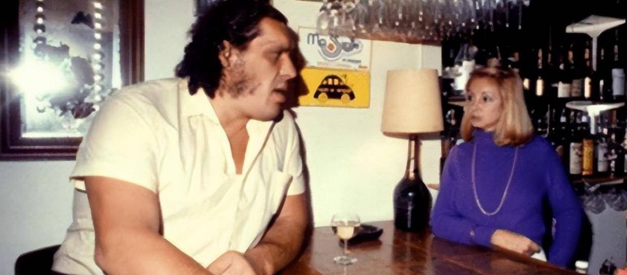 "巨人"摔角手安德烈,一次能喝147瓶啤酒,死后骨灰都有十多斤