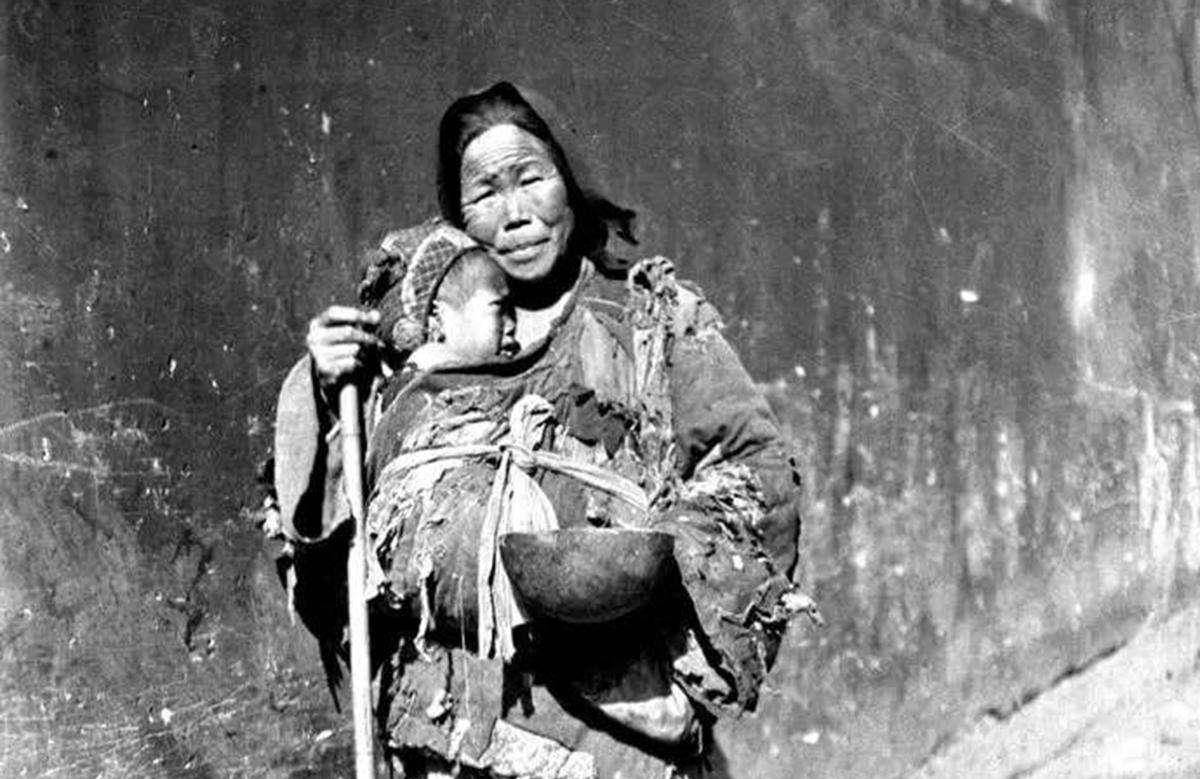 明明自己尚在襁褓里的孩子十分需要营养,可她却还是像个"守财奴"一样