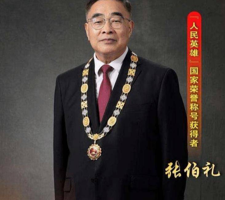 他赞美了当时在抗战一线的年轻人,张伯礼说他们是抗疫的先行者和主力