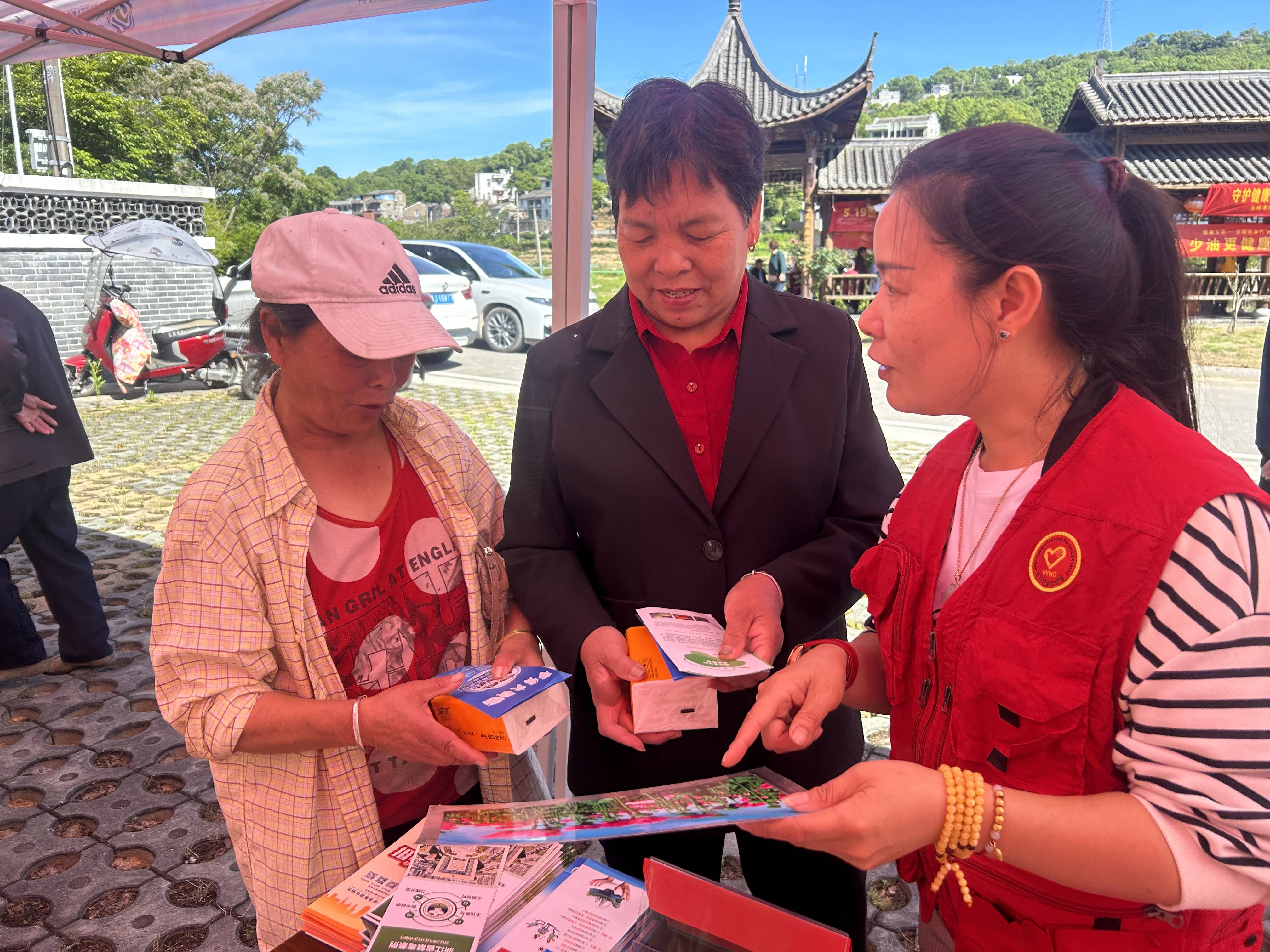 大麦屿街道开展阳光禁种铲毒摆摊进村居宣传活动