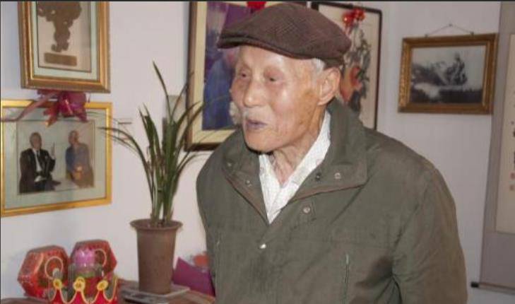 1983年,山东大爷为领导倒水身份曝光,"空军英雄"为何成门卫?