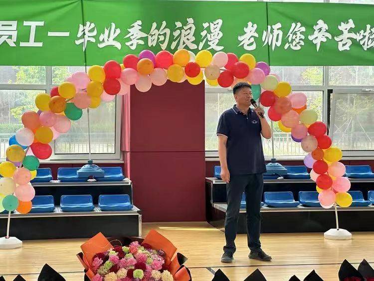 学本开展"幸福员工之毕业季的浪漫"活动,范理事长慰问毕业班老师