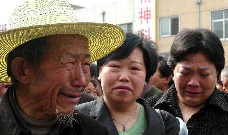 2001年,黑社会老大嚣张闯警局挑衅,任长霞桌子一拍:直接拿下