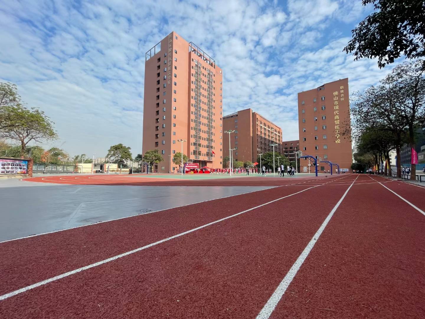 学校所在地为佛山市南海区狮山镇罗村,位于中国最有名的干亿小镇,学校