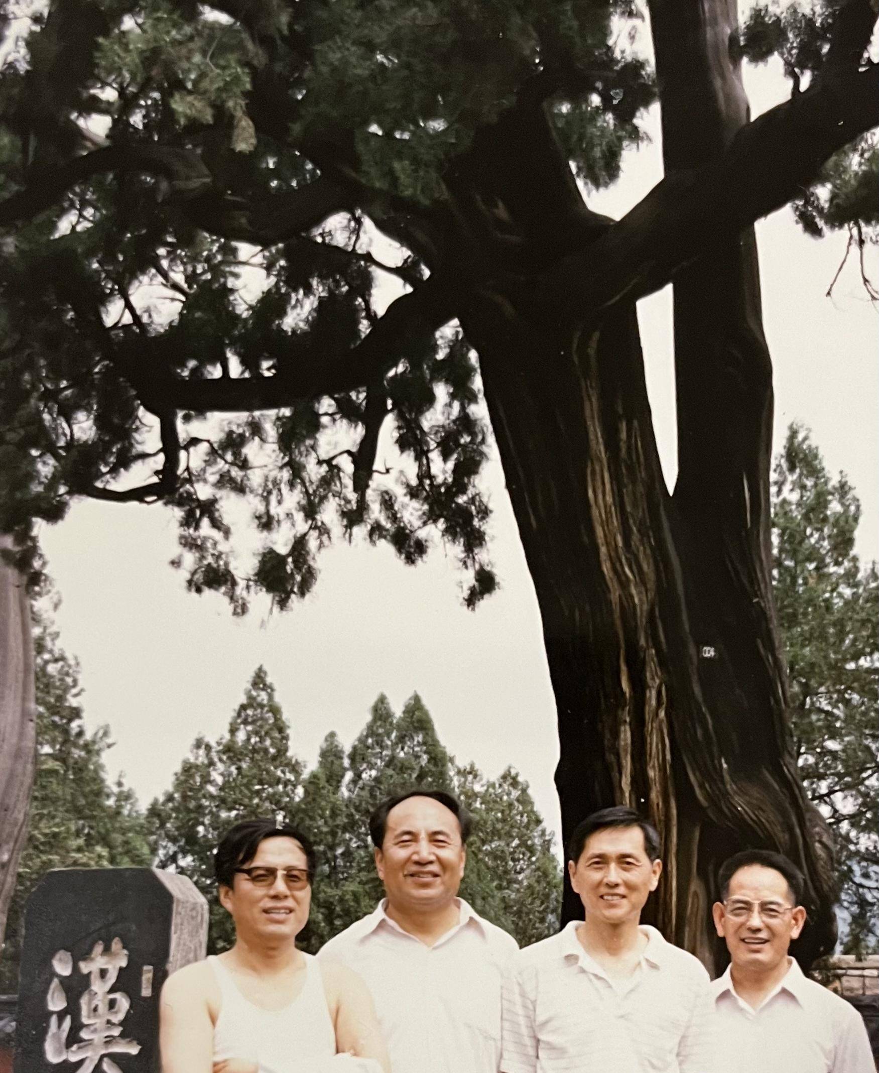 右一为市财委主任刘金库,左一为市协作办主任马和平,左一陆嘉生,左二