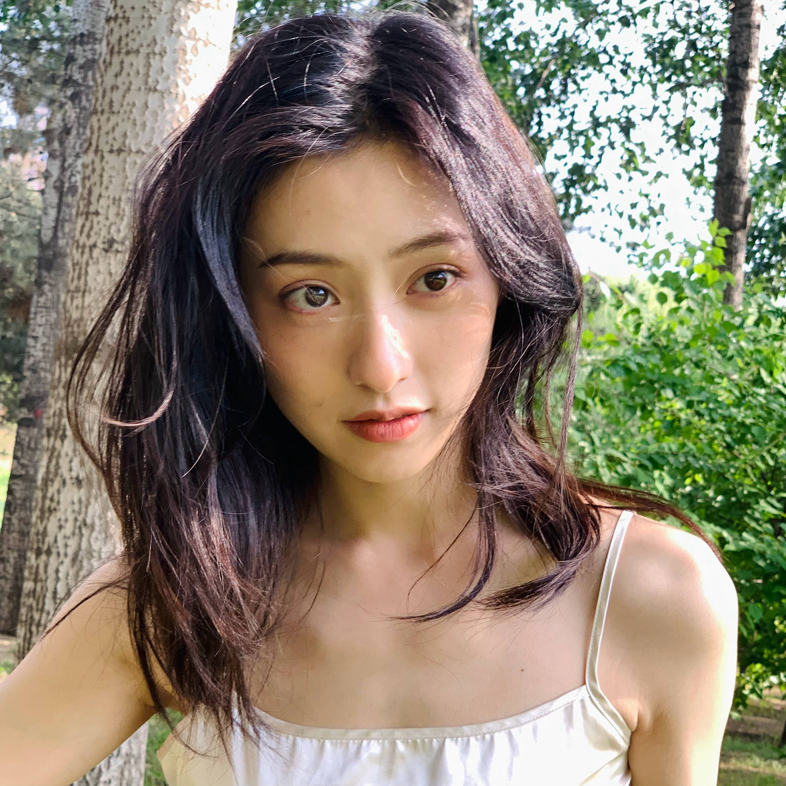 胡连馨吊带配短裙秀美背线条 回眸甜笑少女感满满-搜狐大视野-搜狐新闻